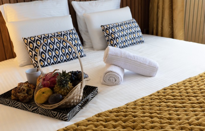 Chambre Bananier avec jacuzzi : Supérieure
Bienvenu dans votre chambre Bananier de 14 m2 + 10 M2 de terrasse avec jacuzzi privé et situé au 2e étage. Ambiance exotique et relaxante. Prélassez-vous et savourez cette bulle de bien-être aux nuances douces et naturelles. Son lit King Size et sa salle de bain moderne aux teintes minérales apportent une touche de confort supplémentaire qui sublimeront votre séjour.
En savoir plus
Reserver au meileur prix