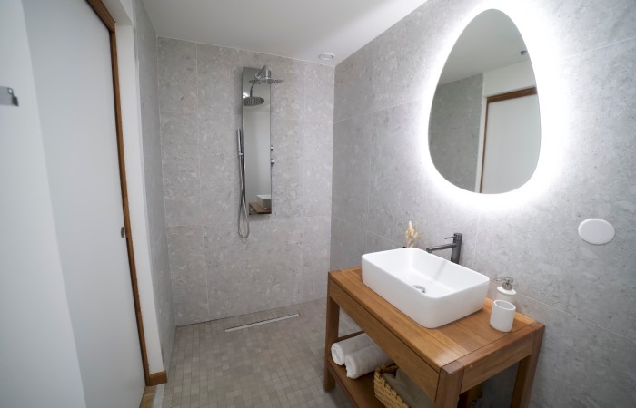 Chambre Fleur de canne
Cosy et douce et situé au rez-de-chaussé, votre chambre Fleur de Canne de 17 m2, vous offrira sérénité et détente avec ses teintes naturelles et chaleureuses. Lit king size et salle de bain moderne avec douche italienne, complètent ce cadre reposant. Ambiance relaxante et intime, moderne et confortable. Idéal pour se relaxer.
En savoir plus
Reserver au meilleur prix