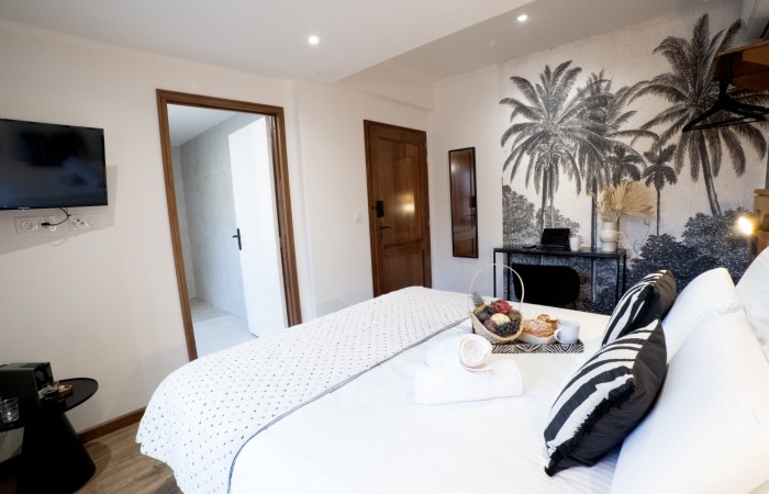 Cocotier : Supérieure
Dans votre chambre supérieure Cocotier d’une surface de 22m2 et situé au 1er étage, détendez-vous au sein d’une ambiance tropicale et chic, où le bois exotique s’accorde aux teintes envoûtantes de gris anthracite. Son lit king size, et sa salle de bain design, avec douche italienne, sauront vous offrir un cocon apaisant.
En savoir plus
Reserver au meilleur prix